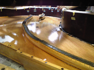 リビルド完了中の1907年製Steinway Model B　響鳴板再塗装
