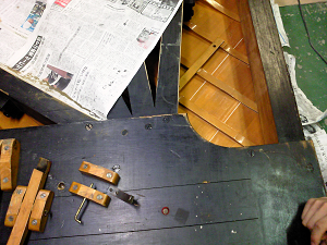 リビルド完了中の1907年製Steinway Model B　響鳴板、ペダル・トラップワーク