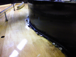 リビルド完了中の1907年製Steinway Model B　フレームと本体の結合部は響鳴板の上のダボです。