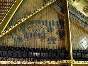 リビルド完了前の1907年製Steinway Model B　フレーム、弦、響鳴板、ロゴ