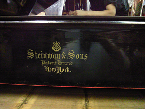 リビルド完了前の1907年製Steinway Model B　鍵盤蓋のロゴ