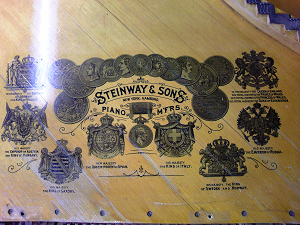 リビルド完了前の1907年製Steinway Model B　傷んだ響鳴板とレトロなロゴ